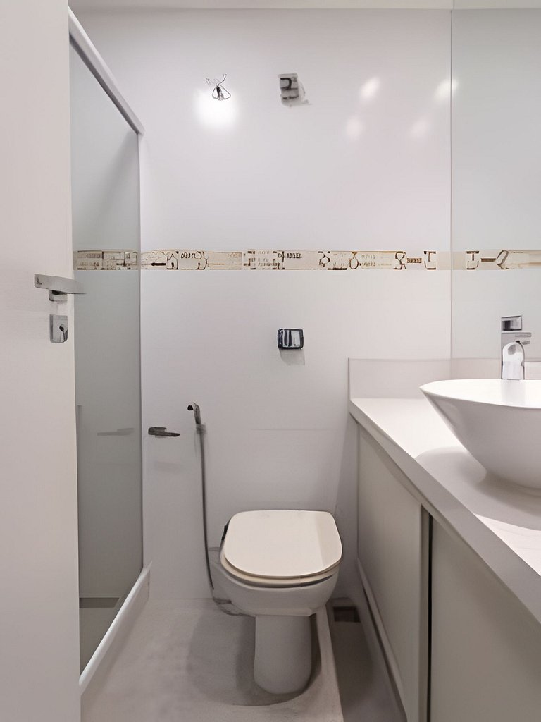 CurtaLeblon: Reformado, 2 quartos, 8 min da praia